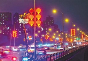 迎春灯饰加紧安装