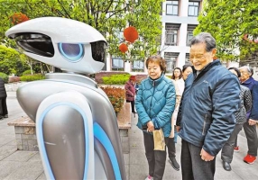 “比人还会聊天，嘴巴好甜哦！” 福利院来了情感陪护机器人 ...