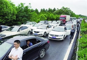 清明高速路免费3天 明天10时迎出行高峰