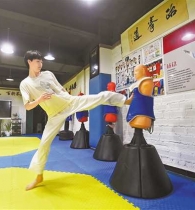 16岁重庆妹儿斩获全国跆拳道金牌