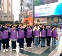 重庆解放碑举办“阳光志愿行 温暖满山城”公益活动