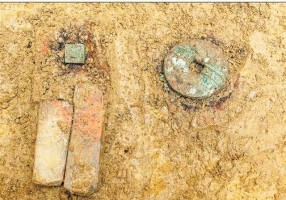 出土战国马坑、汉代铜钱、唐代铜托等，奉节永安镇墓群考古证实 ...