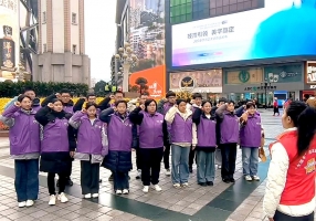 重庆解放碑举办“阳光志愿行 温暖满山城”公益活动