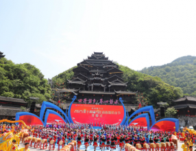 重庆彭水：2025第十四届乌江苗族踩花山节开幕