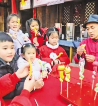 他们走上街头送出最美年货