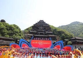 重庆彭水：2025第十四届乌江苗族踩花山节开幕