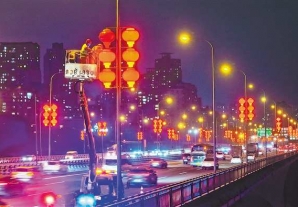 迎春灯饰加紧安装