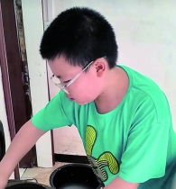 11岁的“背弟男孩” 梦想像哆啦A梦一样勇敢