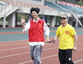 一根绳牵起两颗心 重理工助盲跑服务队温暖启程