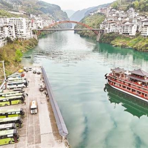 山城处处春意浓 市民踏青正当时