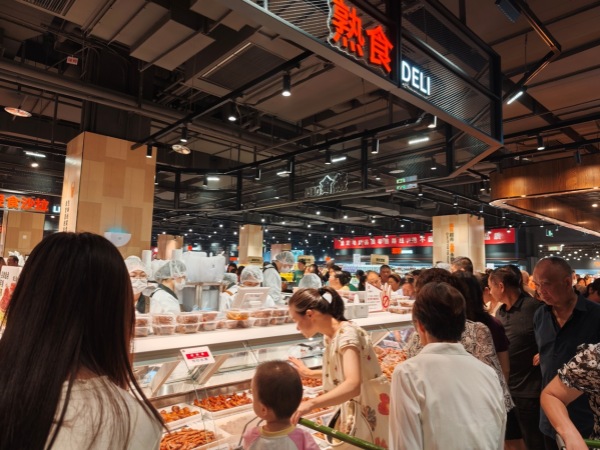 市民选购商品。永辉超市供图