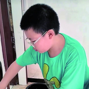 11岁的“背弟男孩” 梦想像哆啦A梦一样勇敢