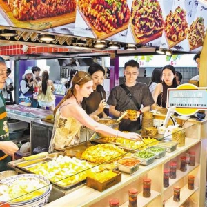 留学生“打卡”重庆美食