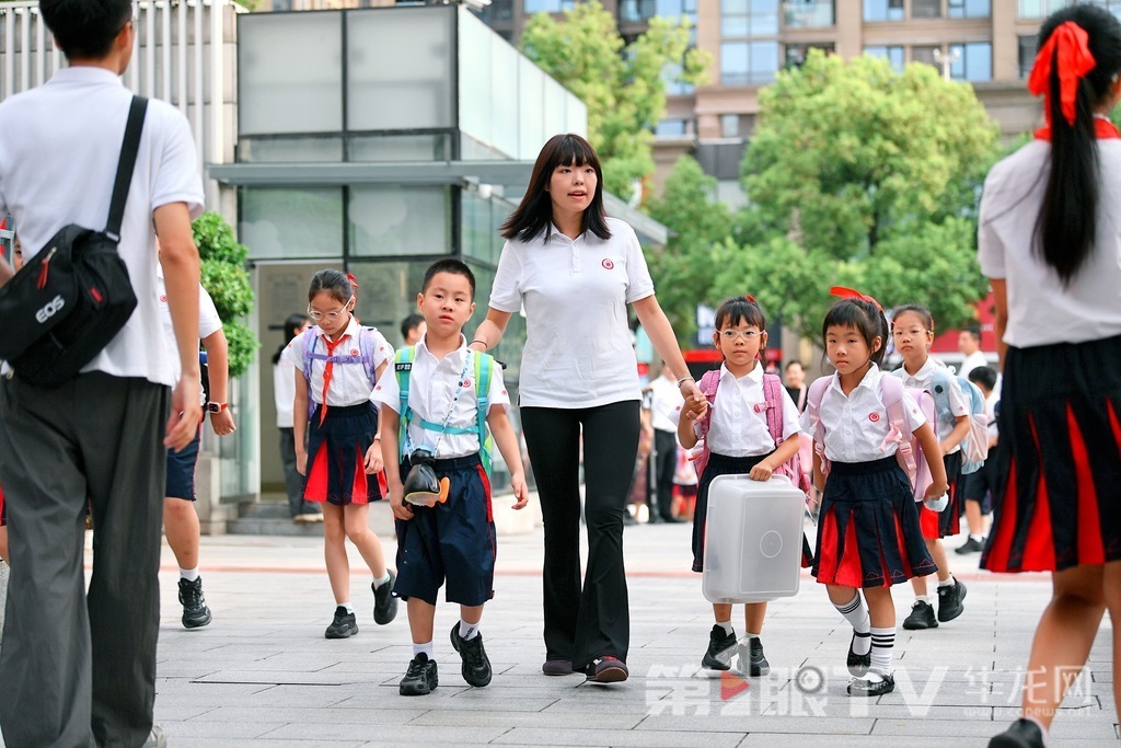重庆谢家湾学校，老师带领着学生们进入教室。第1眼TV-华龙网记者 李一鸣 摄