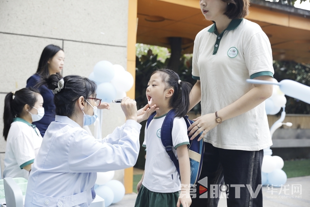 重庆两江新区光合森林幼儿园，开学啦，小朋友们正在进行入园健康检查。第1眼TV-华龙网记者 石涛 摄