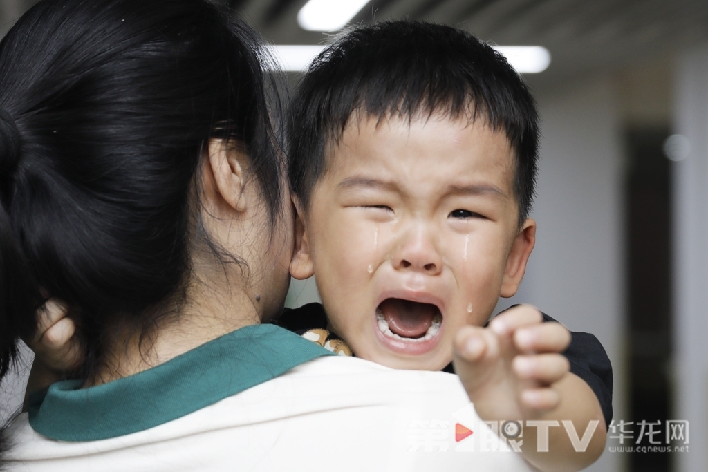 重庆两江新区光合森林幼儿园，早上入园时，小朋友对家长念念不舍，放声大哭。第1眼TV-华龙网记者 石涛 摄