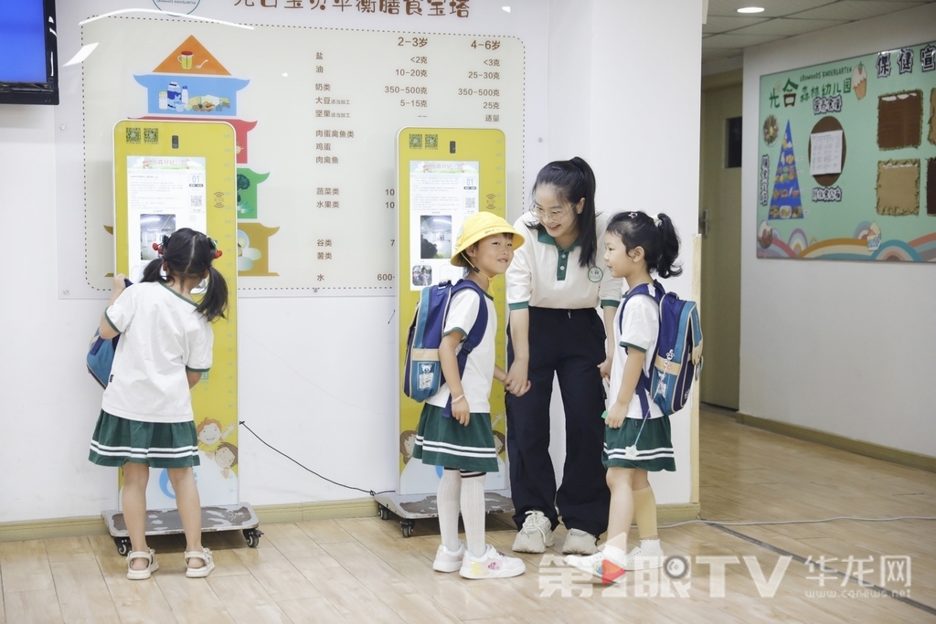 重庆两江新区光合森林幼儿园，开学啦，小朋友们陆续入园。第1眼TV-华龙网记者 石涛 摄