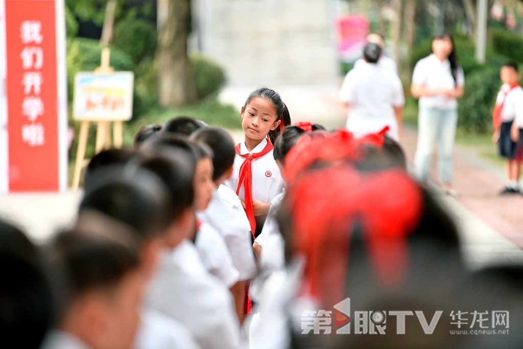 重庆谢家湾学校，小班长正在提醒同学们整理服装。第1眼TV-华龙网记者 李一鸣 摄