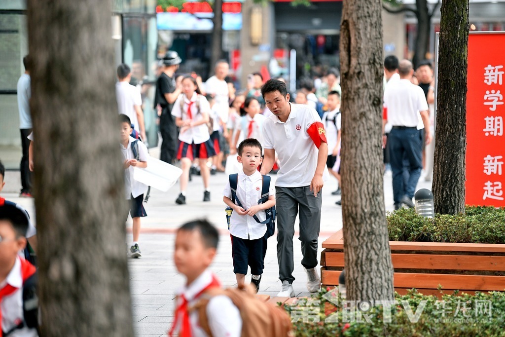 重庆谢家湾学校，老师为新同学指路。第1眼TV-华龙网记者 李一鸣 摄