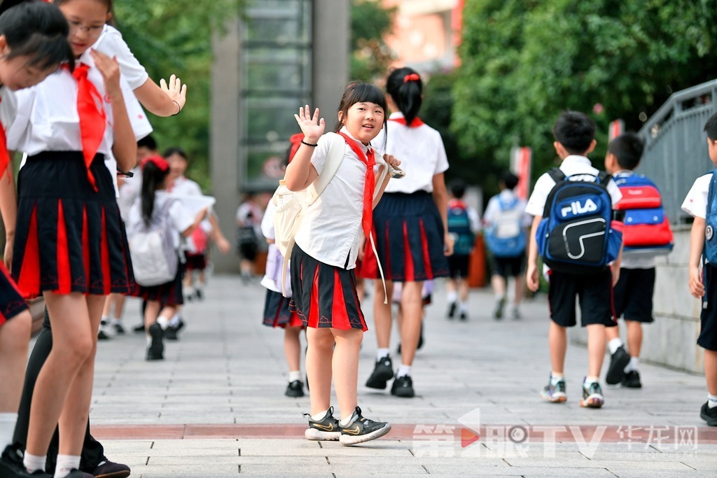 重庆谢家湾学校，同学们相互打着招呼。第1眼TV-华龙网记者 李一鸣 摄