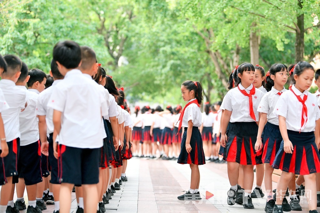 重庆谢家湾学校，小班长正在整理队形。第1眼TV-华龙网记者 李一鸣 摄