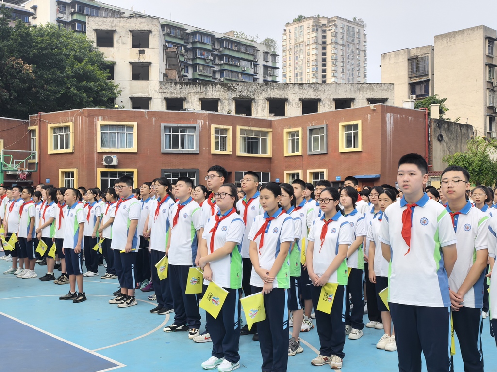 9 月 1 日，重庆珊瑚中学步行街校区全校师生齐聚一堂，以“启梦·探索·未来——让成长更有‘智’量”为题，共同迎接新学期的新篇章。典礼通过表彰活动、人机互动、校歌共舞等环节，充分展现学校“五育并举”教育成果，激励全体师生在新学期以智慧探索未来，以行动书写成长。