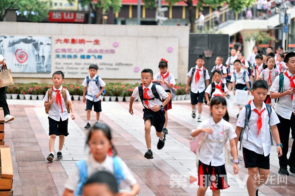 重庆谢家湾学校，学生跑步进入学校。第1眼TV-华龙网记者 李一鸣 摄