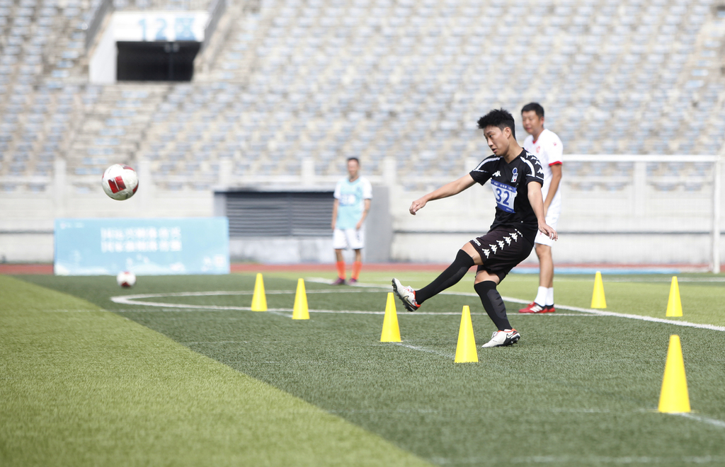 渝中区选拔现场,选手正在进行30米长传球。赛事组委会供图