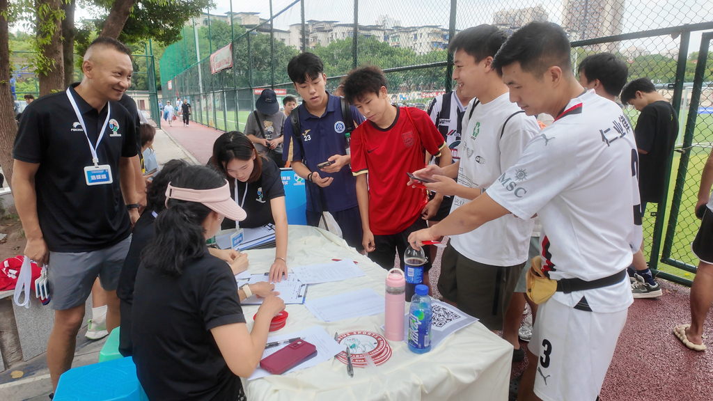 沙坪坝市民争先报名渝超。赛事组委会供图