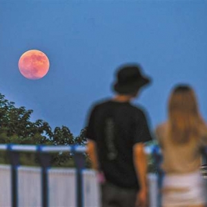 “红月亮”奇观