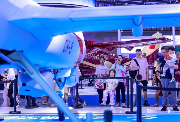 2025世界智能产业博览会，低空经济展馆N2馆梁平展厅吸引观众驻足观看。熊伟摄