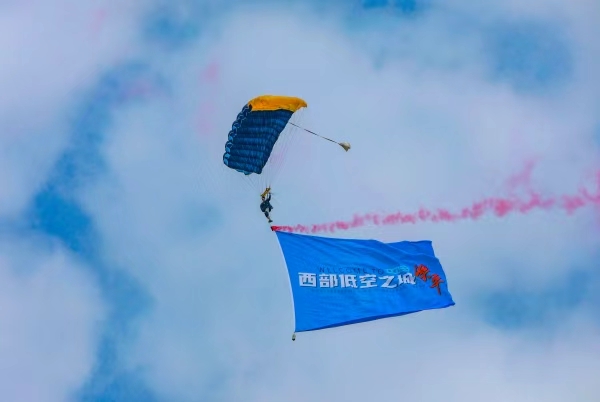 梁平机场跳伞基地。熊伟摄