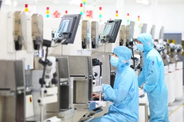 重庆平伟实业股份有限公司射频及功率器件制造中心生产车间。刘辉摄