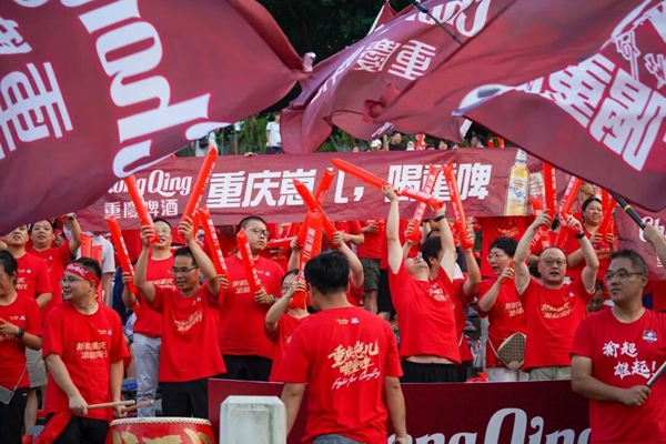 重庆啤酒助威团。 吴汪洋 摄