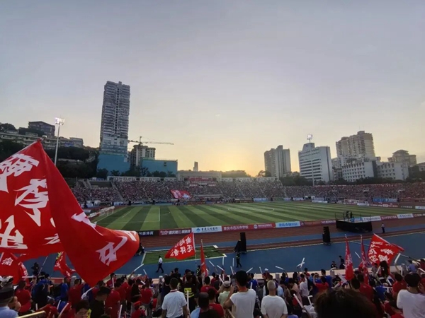 看台人声鼎沸。 吴汪洋 摄