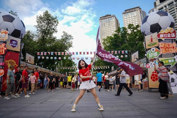 球迷挥舞旗帜助威。 吴汪洋 摄