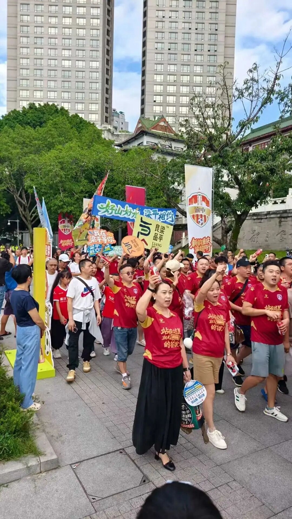 球迷们穿着助威球衣陆续入场。付佳乐 摄