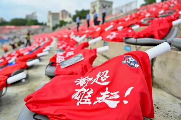 主办方为球迷们准备的纪念球衣。 吴汪洋 摄