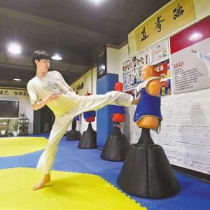 16岁重庆妹儿斩获全国跆拳道金牌