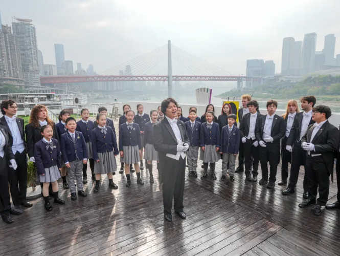 游轮甲板上，中外青少年深情合唱。主办方供图