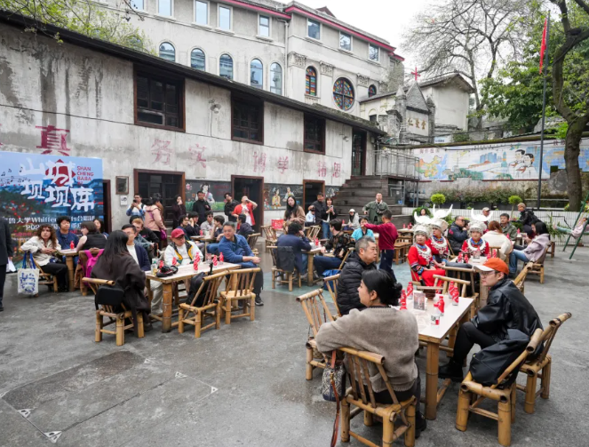 合唱团成员打卡山城巷坝坝席。主办方供图