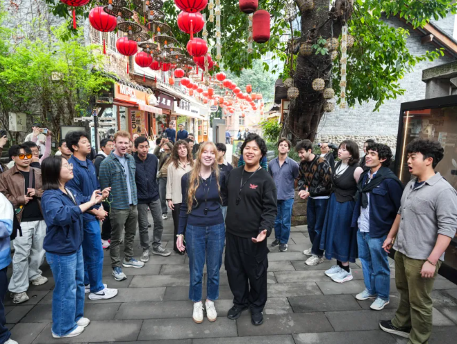 合唱团成员在十八梯即兴无伴奏合唱，为古朴街区注入青春艺术气息。主办方供图