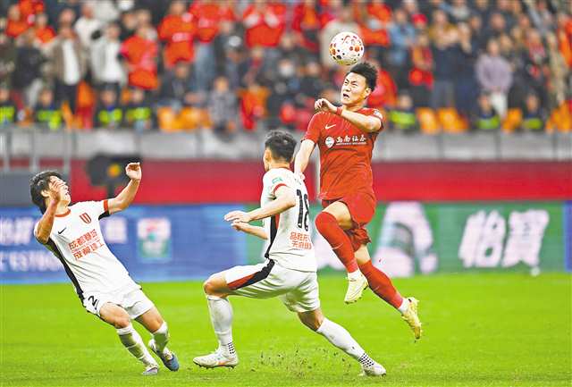 3月21日，双方球员正在激烈拼抢。首席记者 龙帆 摄/视觉重庆