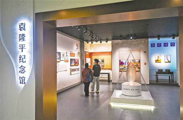 4月15日，西南大学袁隆平纪念馆，观众正在现场参观。记者 郑宇 摄/视觉重庆