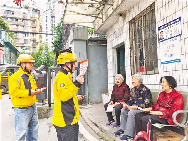 外卖骑手向居民宣传国家安全知识。 （受访者供图）