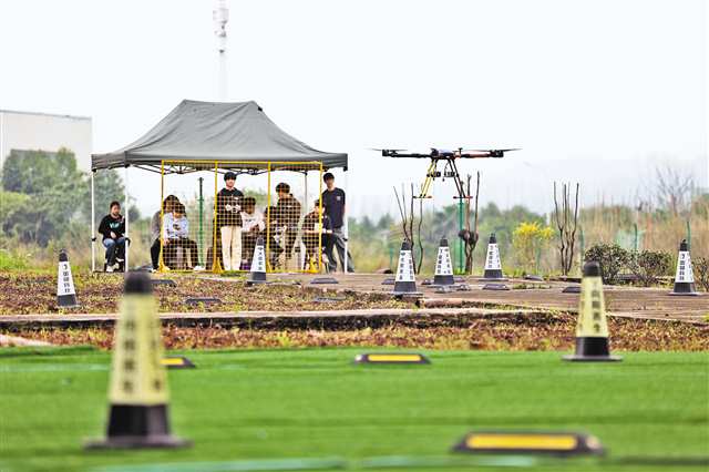 4月13日，永川区重疆无人机科技（重庆）有限公司训练基地，学员们在场地内进行无人机训练。记者 尹诗语 摄/视觉重庆