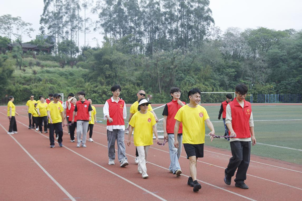 助盲跑现场。重庆理工大学供图