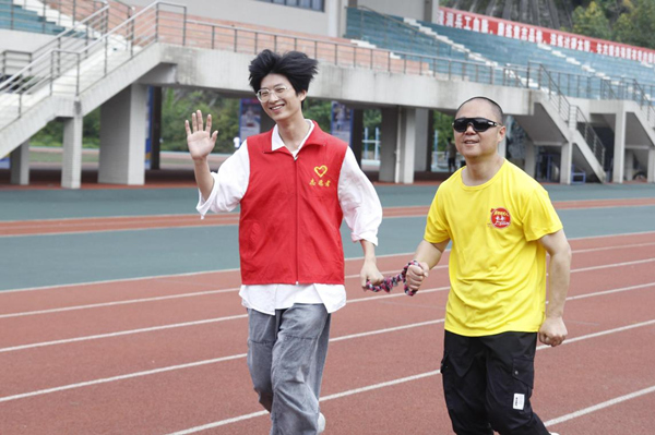 助盲跑现场。重庆理工大学供图