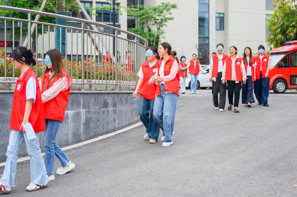 助盲跑培训现场。重庆理工大学供图