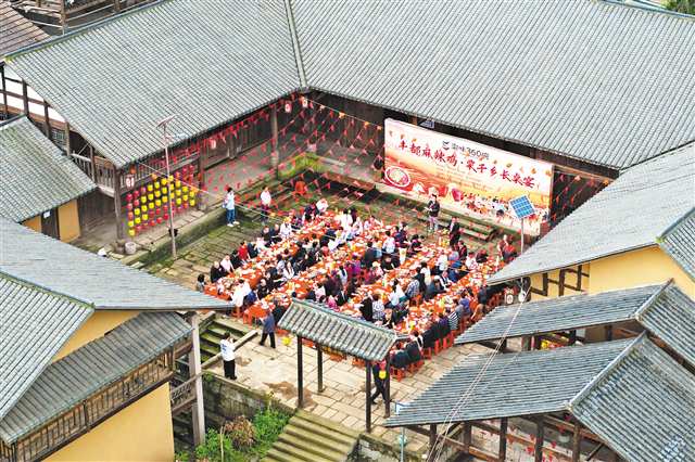 四月二十日，丰都县栗子乡金龙寨村龙塘坝，重庆市餐饮商会党支部、金龙寨村党支部、陶然居集团党委，三方签署“党建引领·村企联建·助力乡村振兴框架协议”（无人机照片）。记者 李雨恒 摄\视觉重庆